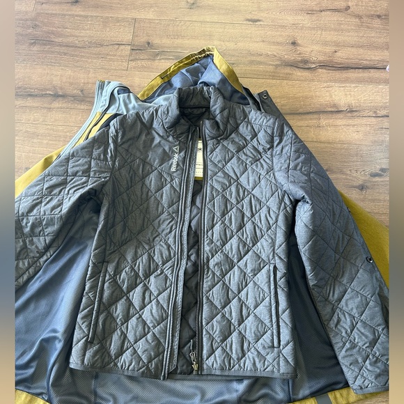 NWT REEBOK 3-1 TECH JACKET TO TACKLE WIND RAIN AND COLD IN SIZE SMALL MEN HOODED - Picture 7 of 12